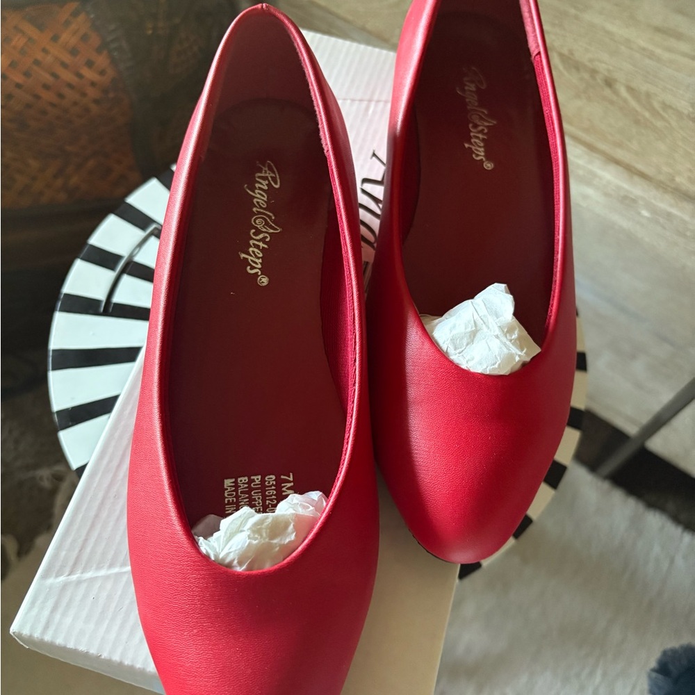 Elegant Red Ballet Flats with Rounded Toe